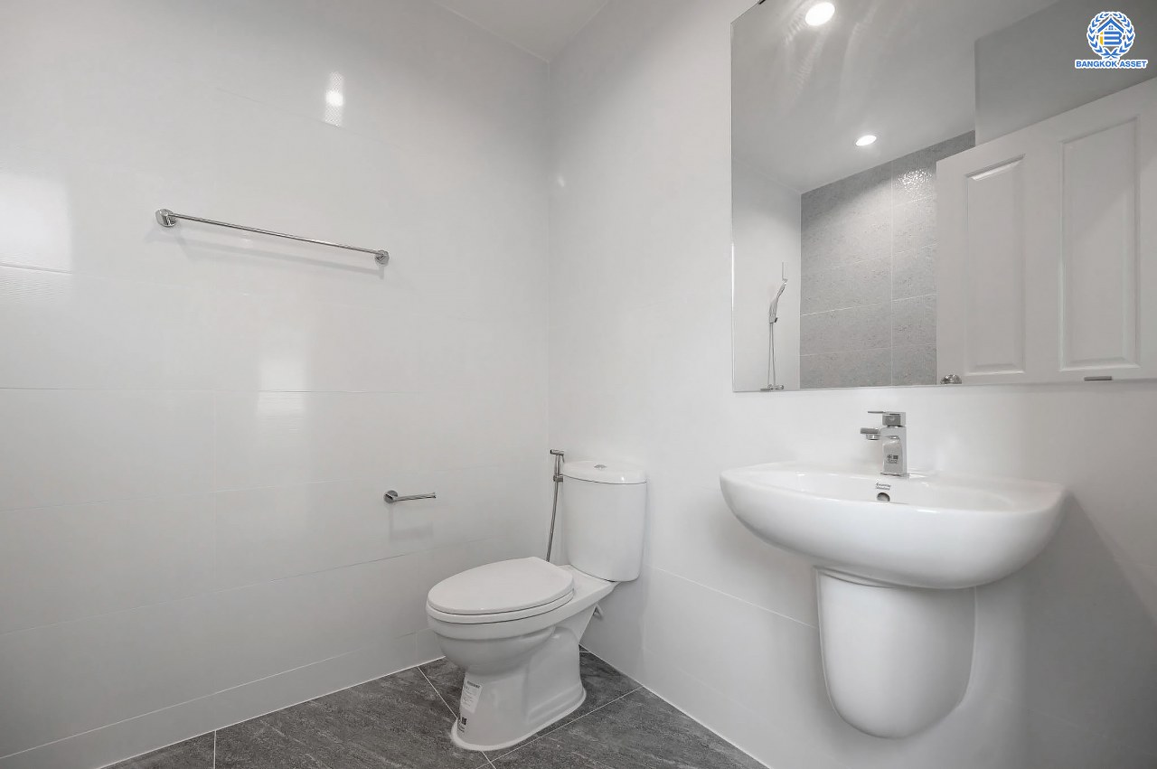 บ้านมือสองตกแต่งใหม่ โครงการ ปริญญดา ปิ่นเกล้า-พุทธมณฑลสาย 2 หลังมุม เนื้อที่ 104.5 ตร.ว.พื้นที่ใช้สอย 197.8 ตร.ม. ฟังก์ชัน 3 ห้องนอน 5 ห้องน้ำ 1 ห้องแม่บ้าน จอดรถได้ 2 คัน บนทำเลเดินทางสะดวก เชื่อมต่อ ถ.พุทธมณฑลสาย 2 ใกล้ทางคู่ขนานลอยฟ้าบรมราชชนนี, เซ็นทรัลปิ่นเกล้า และ ม.มหิดล